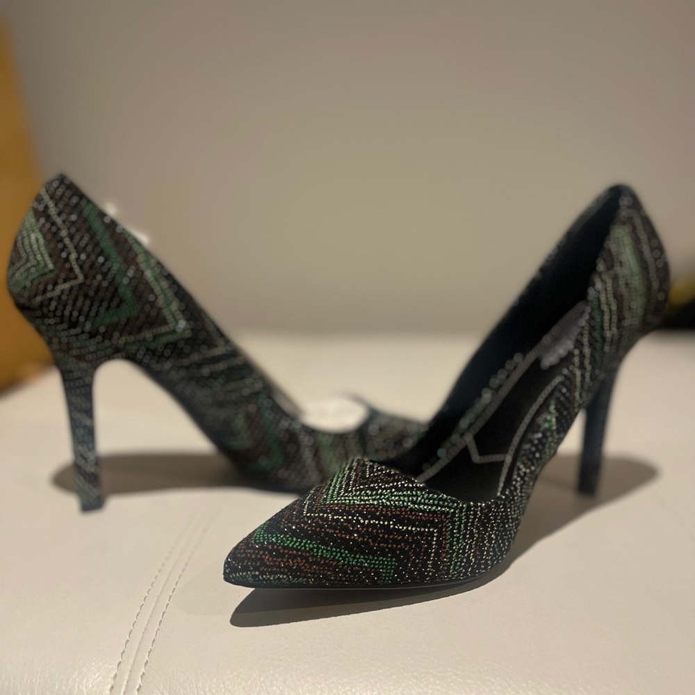 Charles by Charles Davis Size 8.5 black fabric pump w/ gold Red & green accents